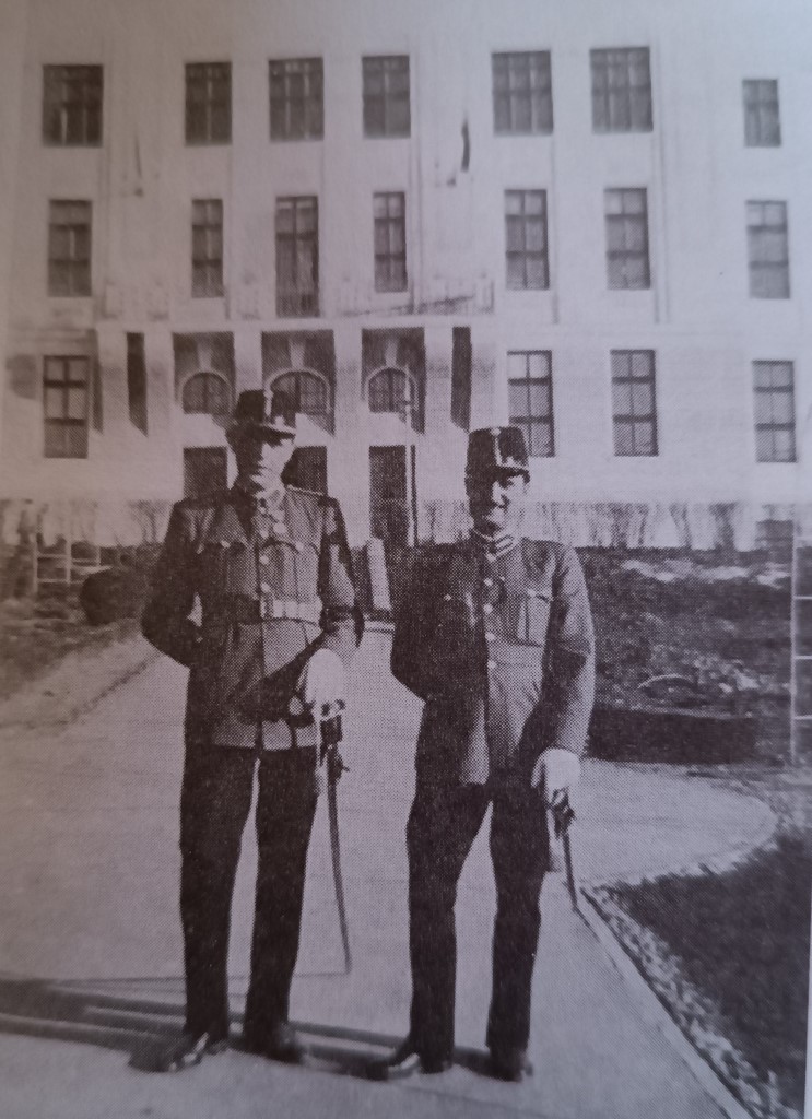 1943. Galántai István és Deme Nándor Marosvásárhelyen a hadapródiskola előtt