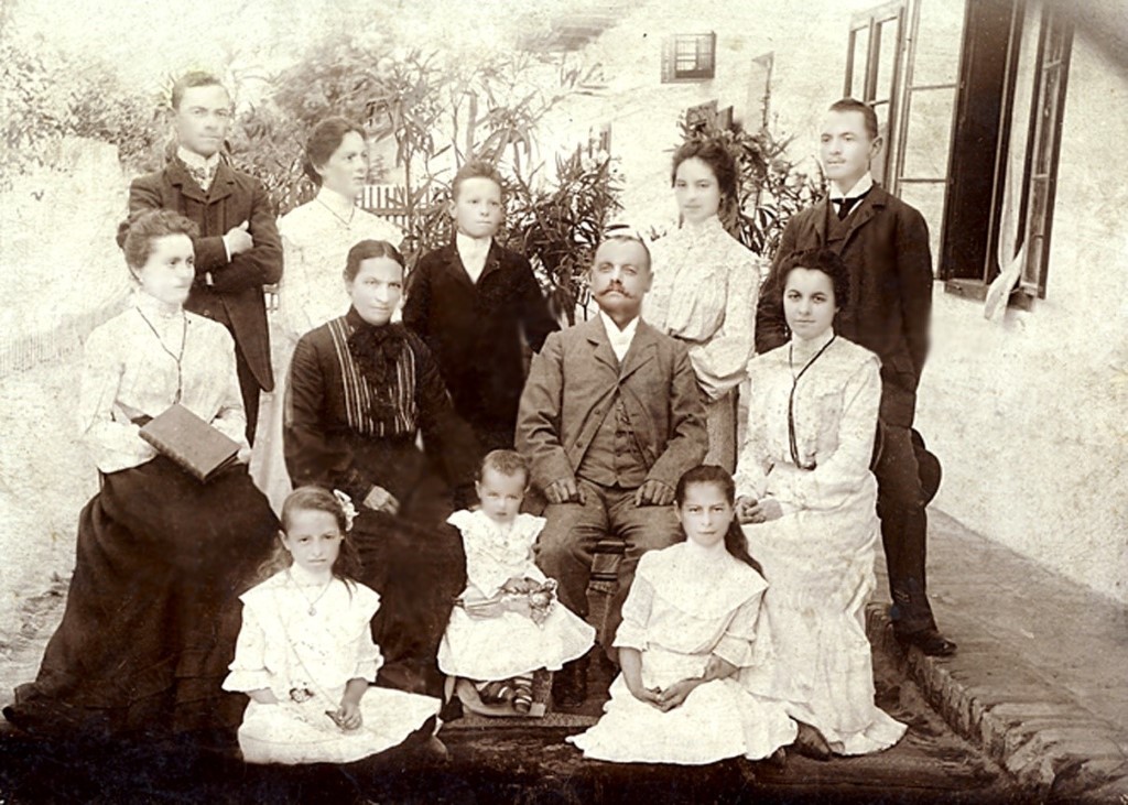 Horváth János kántortanító feleségével és tíz gyermekével az iskola udvarán (1901)