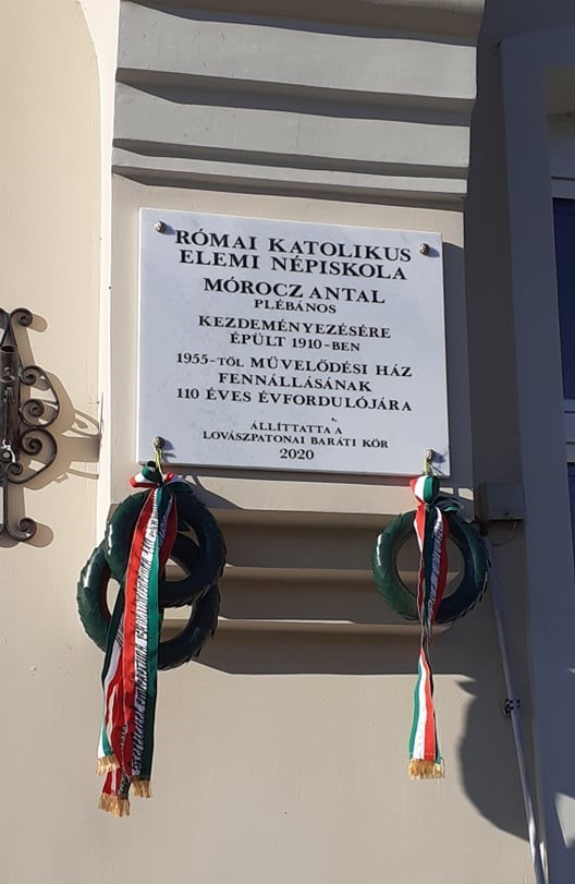 Mórocz Antal iskolaépítő emléktáblája