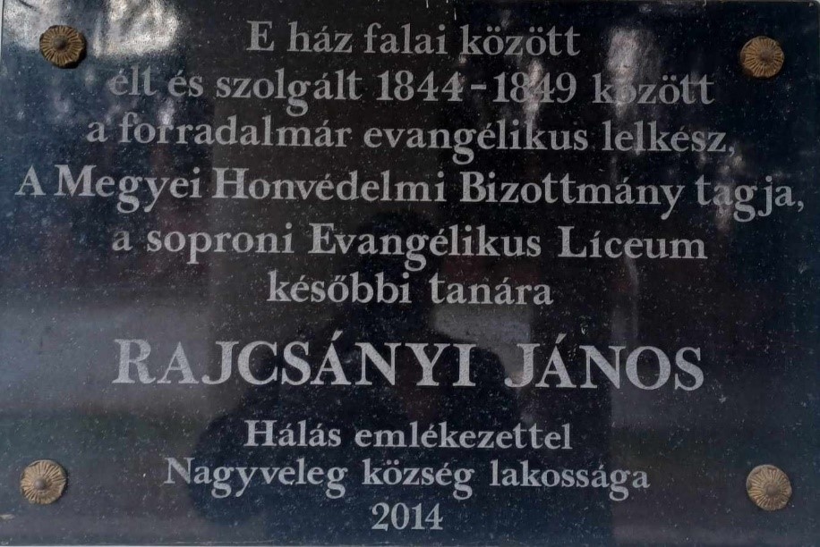 Rajcsányi János lelkész emléktáblája Nagyvelegen a parókia külső falán