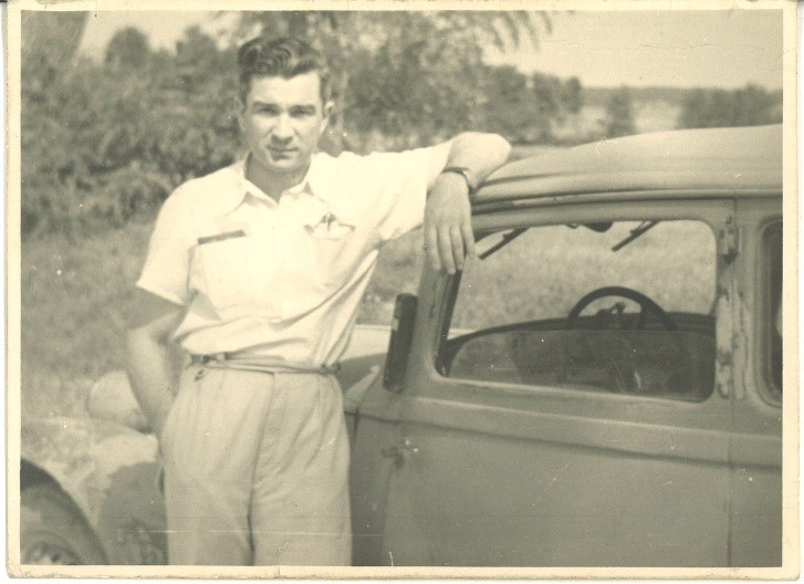 Dr. Váczi Béla első autójával (1961)